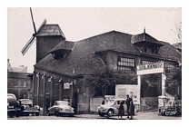 Le moulin de la Galette sur la bute montmartre  Paris